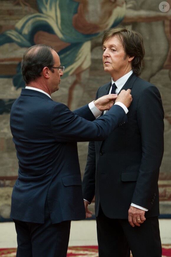 François Hollande décore Paul McCartney de la Legion d'Honneur à L'Elysée le 8 septembre 2012 à Paris