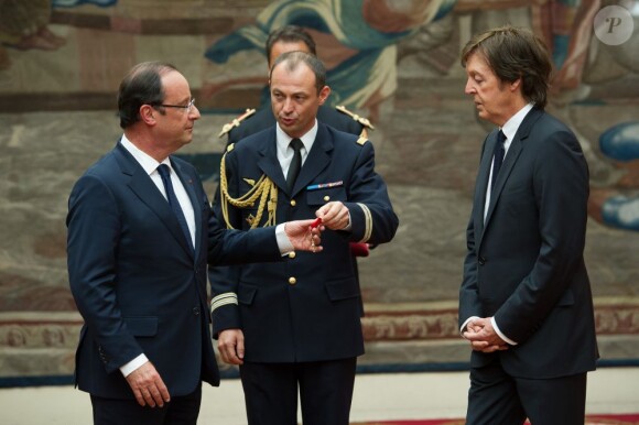 Paul McCartney décoré de la Legion d'Honneur par le président français François Hollande à L'Elysée le 8 septembre 2012 à Paris