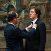 Paul McCartney décoré de la Legion d'Honneur par le président français François Hollande à L'Elysée le 8 septembre 2012 à Paris
