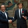 Paul McCartney décoré de la Legion d'Honneur par le président français François Hollande à L'Elysée le 8 septembre 2012 à Paris