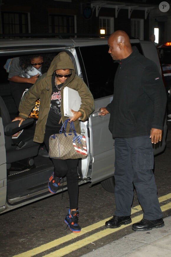 Très discrète, Rihanna arrive à son hôtel à Londres le 7 septembre 2012