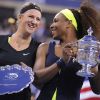 Serena Williams et Victoria Azarenka après la victoire de la première en finale de l'US Open le 9 septembre 2012