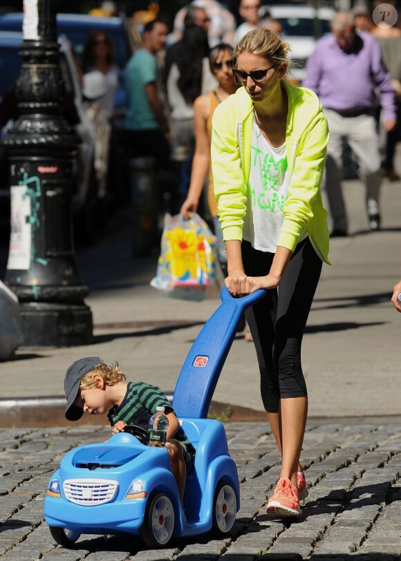 Karolina Kurkova et son fils Tobin à TriBeCa. New York, le 9 septembre 2012.