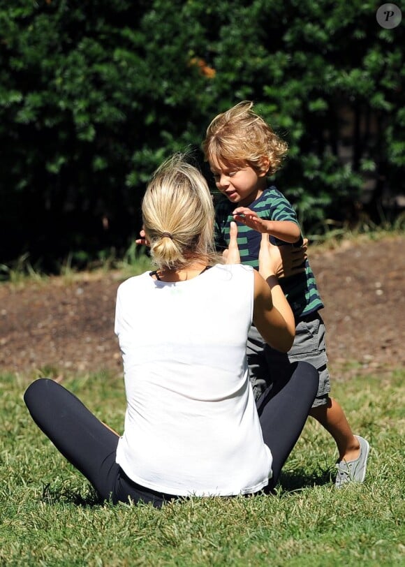 Karolina Kurkova, maman câline avec son fils Tobin. New York, le 9 septembre 2012.