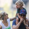 Karolina Kurkova profite d'un moment de détente en famille avec son fils Tobin, confortablement installé sur les épaules de son père Archie Drury. New York, le 9 septembre 2012.