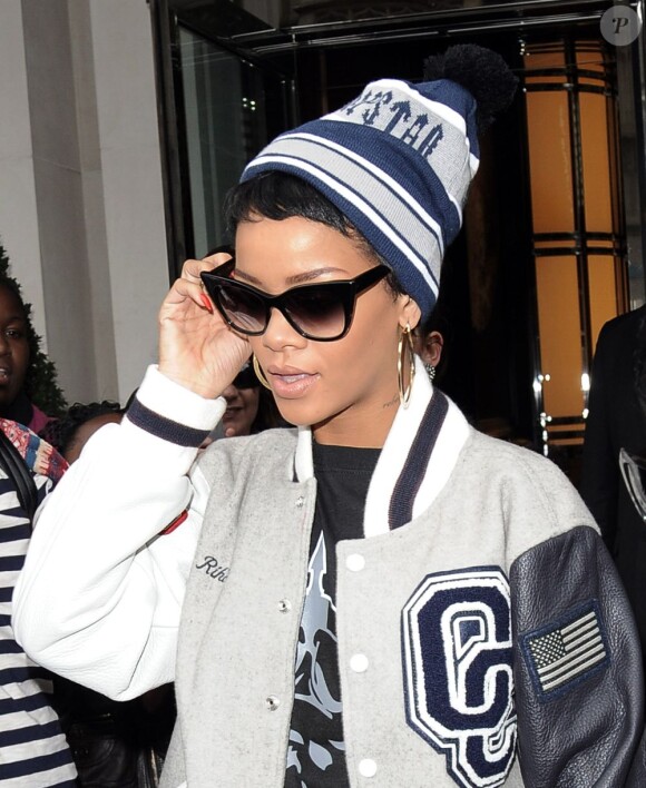 Rihanna quitte son hôtel pour rejoindre l'aéroport d'Heathrow et emprunter son vol, destination Los Angeles. Londres, le 10 septembre 2012.
