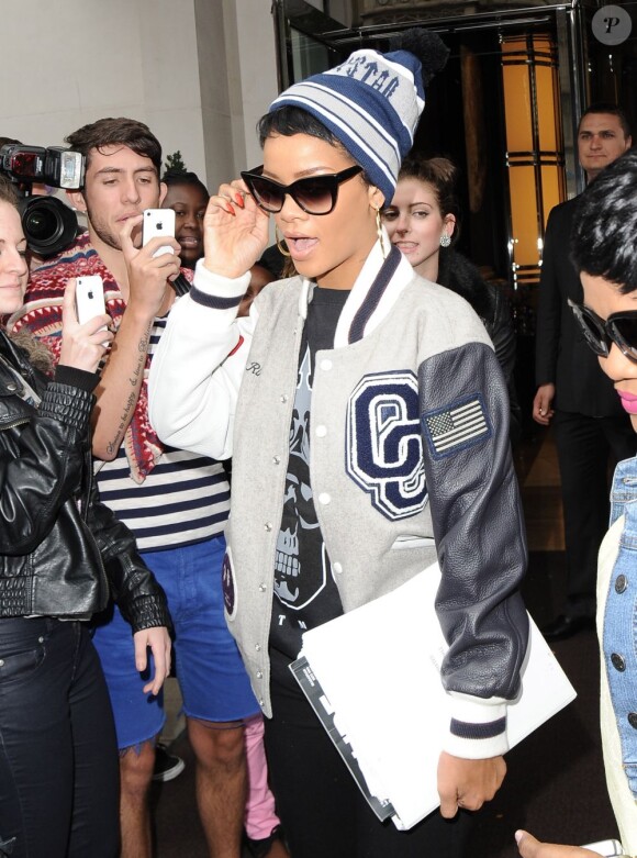 Rihanna quitte son hôtel pour rejoindre l'aéroport d'Heathrow et emprunter son vol, destination Los Angeles. Londres, le 10 septembre 2012.