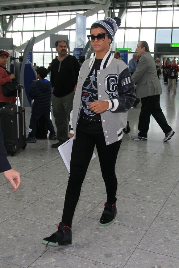 LA CHANTEUSE RIHANNA QUITTE SON HOTEL LONDONIEN POUR SERENDRE A L'AEROPORT HEATHROW. LE 10 SEPTEMBRE 2012  10th September 2012. Rihanna leaving her hotel and arriving at Heathrow Airport10/09/2012 - LONDRES