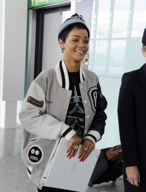 Rihanna, souriante à l'aéroport d'Heathrow, s'apprête à prendre son vol pour Los Angeles. Londres, le 10 septembre 2012.