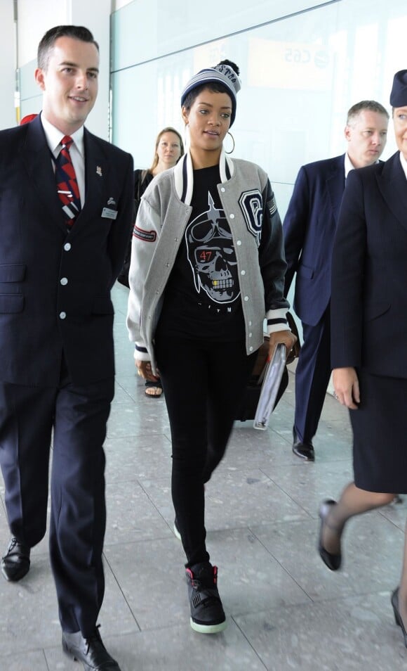 Rihanna, stylée et sous bonne escorte, arrive à l'aéroport d'Heathrow pour prendre son vol et rejoindre Los Angeles. Londres, le 10 septembre 2012.