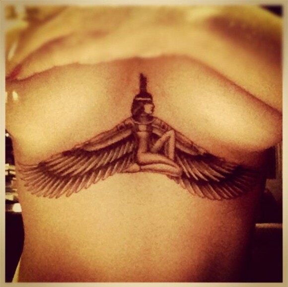Rihanna dévoile sur Instagram son nouveau tatouage, la déesse Isis sous la poitrine, en hommage à sa grand-mère.
