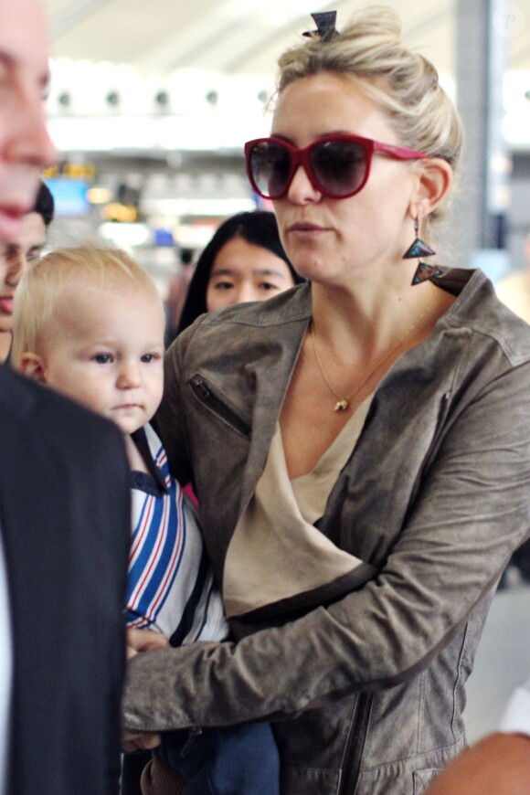 Kate Hudson et son fils à l'aéroport de Toronto le 10 sepembre 2012.