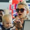 Kate Hudson et son fils Bingham à l'aéroport de Toronto le 10 sepembre 2012.
