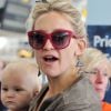 L'actrice Kate Hudson et son fils Bingham à l'aéroport de Toronto le 10 sepembre 2012.