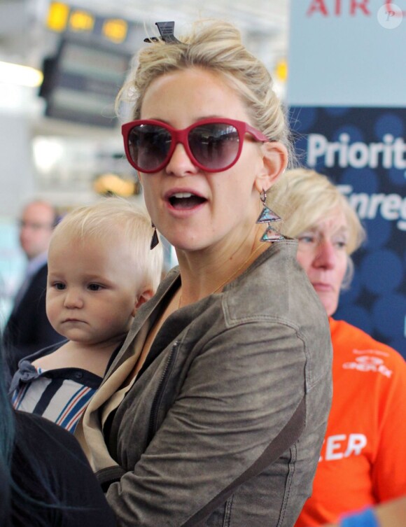 L'actrice Kate Hudson et son fils Bingham à l'aéroport de Toronto le 10 sepembre 2012.