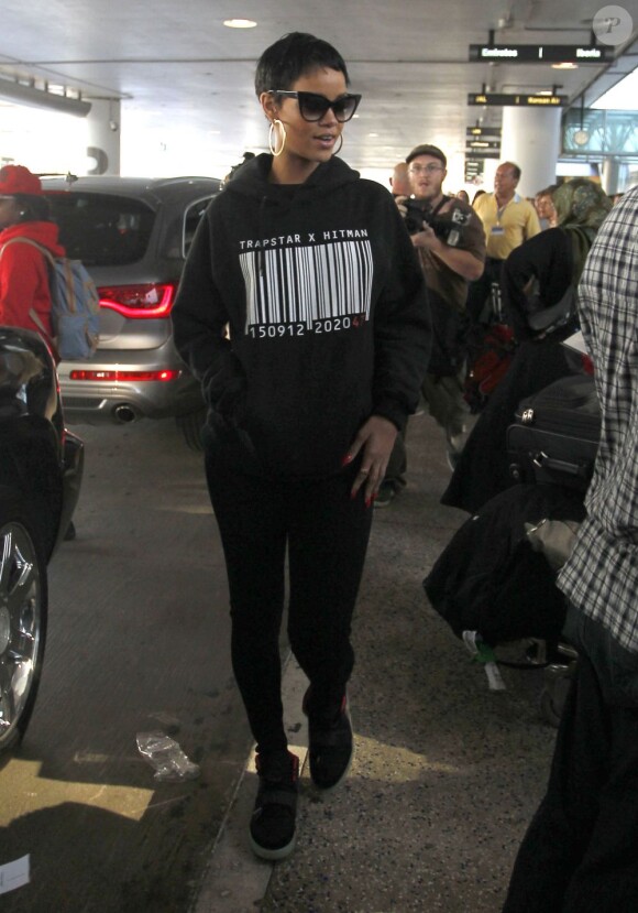 Rihanna, détendue à son arrivée à l'aéroport de Los Angeles. Le 10 septembre 2012.