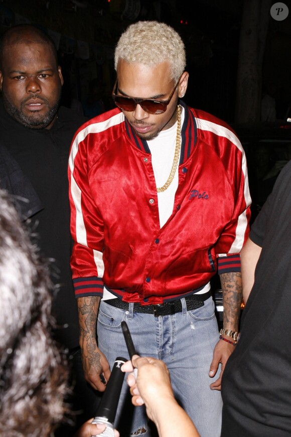 Chris Brown à la sortie du Supperclub avec son garde du corps. Hollywood, le 4 septembre 2012.