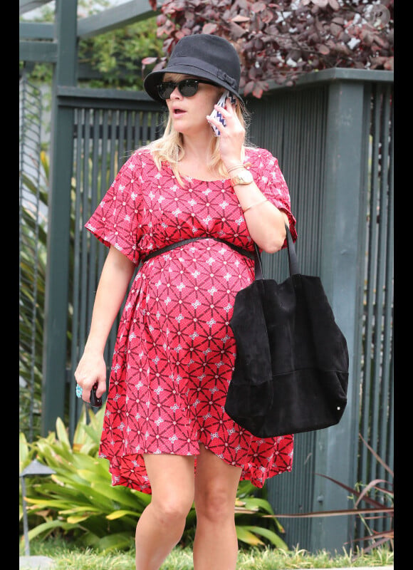 Reese Witherspoon, enceinte, se balade dans les rues calmes de Brentwood, le 11 septembre 2012