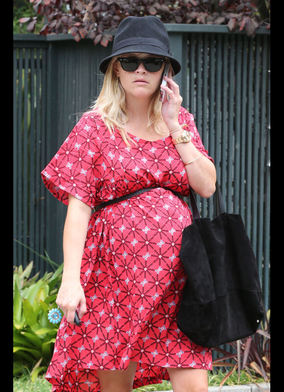La comédienne Reese Witherspoon, enceinte, se balade dans les rues de Brentwood, le 11 septembre 2012