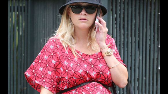 Reese Witherspoon, très enceinte : Energique à quelques jours de l'accouchement