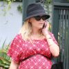 Reese Witherspoon, enceinte et au téléphone, se balade dans les rues de Brentwood, le 11 septembre 2012