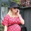 Reese Witherspoon, enceinte, se balade dans les rues de Brentwood, le 11 septembre 2012