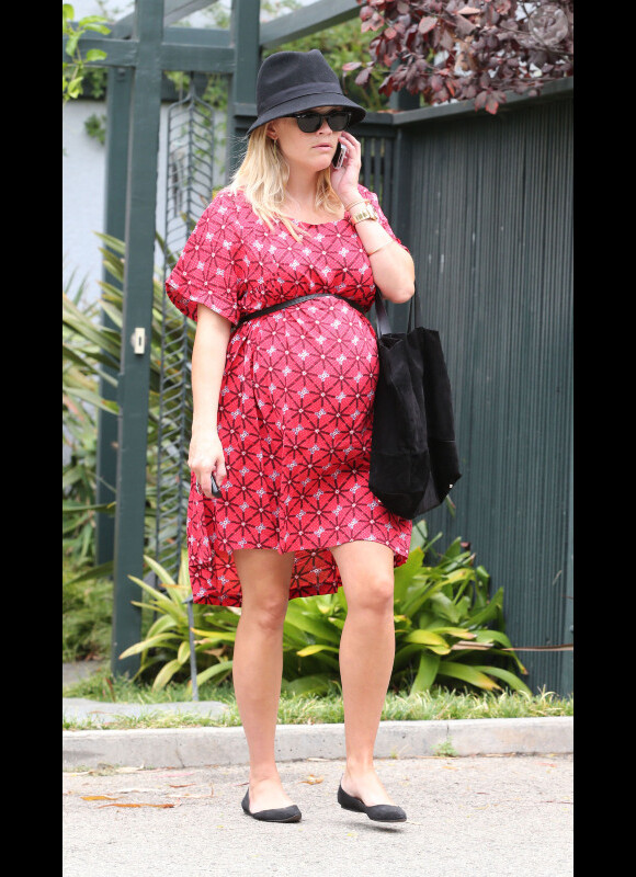 Reese Witherspoon, enceinte, se balade dans les rues de Brentwood, le 11 septembre 2012