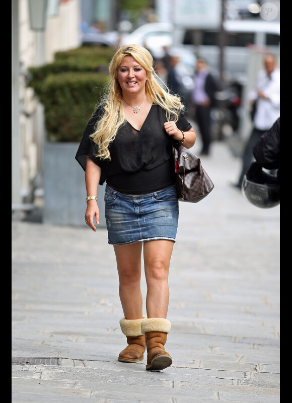 Loana, souriante, se balade dans les rues de Paris, le 12 septembre 2012