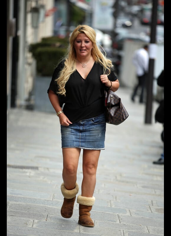 Loana se balade dans les rues de Paris, le 12 septembre 2012