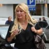 Loana, une cigarette à la main, se balade dans les rues de Paris, le 12 septembre 2012