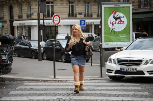 Loana, une cigarette à la main, se balade dans les rues de Paris, le 12 septembre 2012