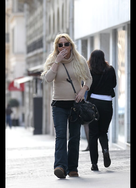 Loana en avril 2012 dans les rues de Paris