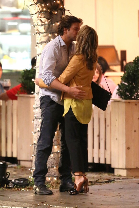 Bradley Cooper embrasse sa partenaire Gillian Vigman sur le tournage de Very Bad Trip 3 à Los Angeles le 12 septembre 2012