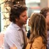Bradley Cooper va embrasser sa partenaire Gillian Vigman sur le tournage de Very Bad Trip 3 à Los Angeles le 12 septembre 2012