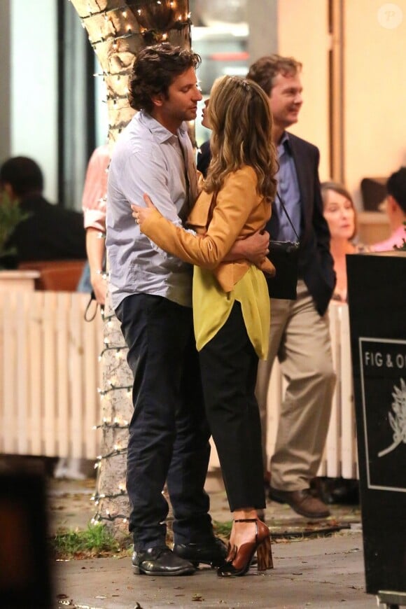 Bradley Cooper va embrasser sa partenaire Gillian Vigman sur le tournage de Very Bad Trip 3 à Los Angeles le 12 septembre 2012