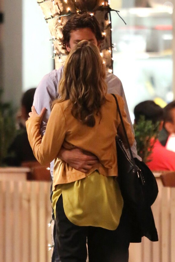 Bradley Cooper embrasse sa partenaire Gillian Vigman sur le tournage de Very Bad Trip 3 à Los Angeles le 12 septembre 2012 : le dur métier d'acteur