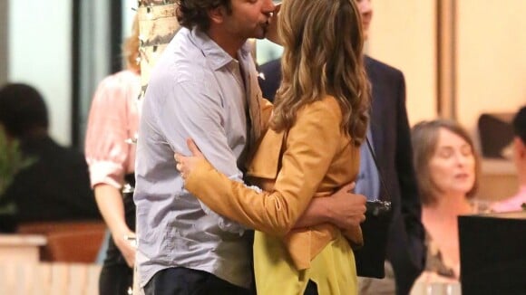Very Bad Trip 3 : Bradley Cooper embrasse une charmante demoiselle