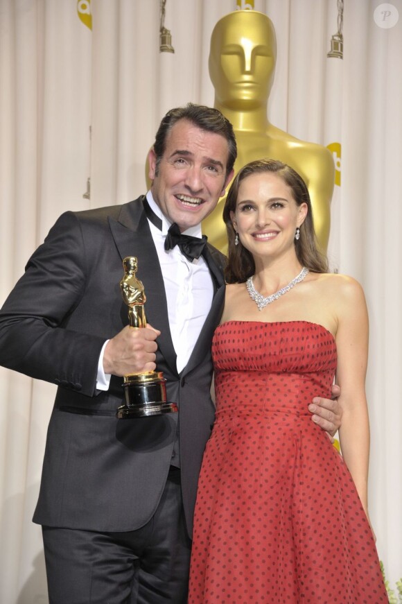 Jean Dujardin et Natalie Portman qui vient de lui remettre le César de Meilleur acteur lors des Oscars 2012