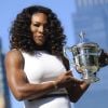 Serena Williams pose avec son trophée glané à  l'US Open le 10 septembre 2012