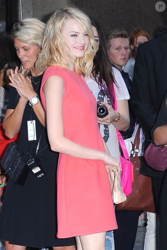 Emma Stone, souriante à son arrivée au défilé Calvin Klein. New York, le 13 septembre 2012.