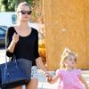 Alessandra Ambrosio se promène avec sa fille Anja à Los Angeles, le 13 septembre 2012.