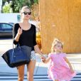 Alessandra Ambrosio se promène avec sa fille Anja à Los Angeles, le 13 septembre 2012.