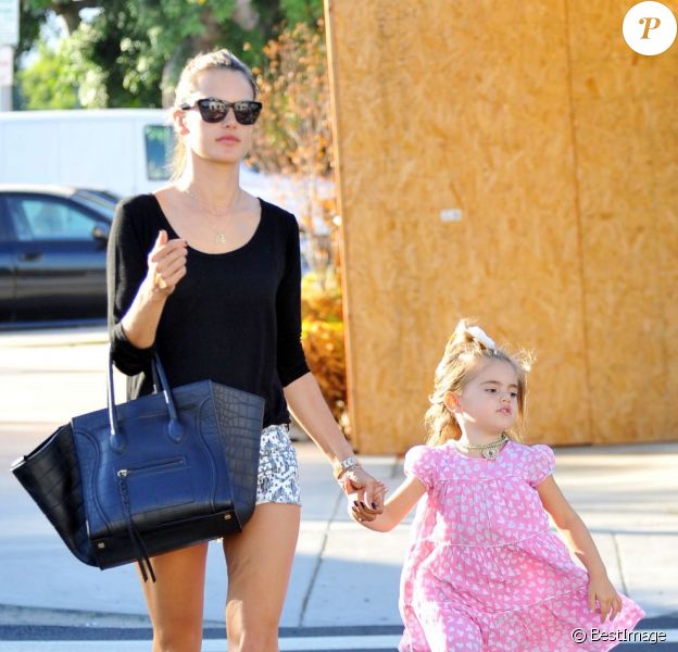 Alessandra Ambrosio se promène avec sa fille Anja à Los Angeles, le 13 septembre 2012.