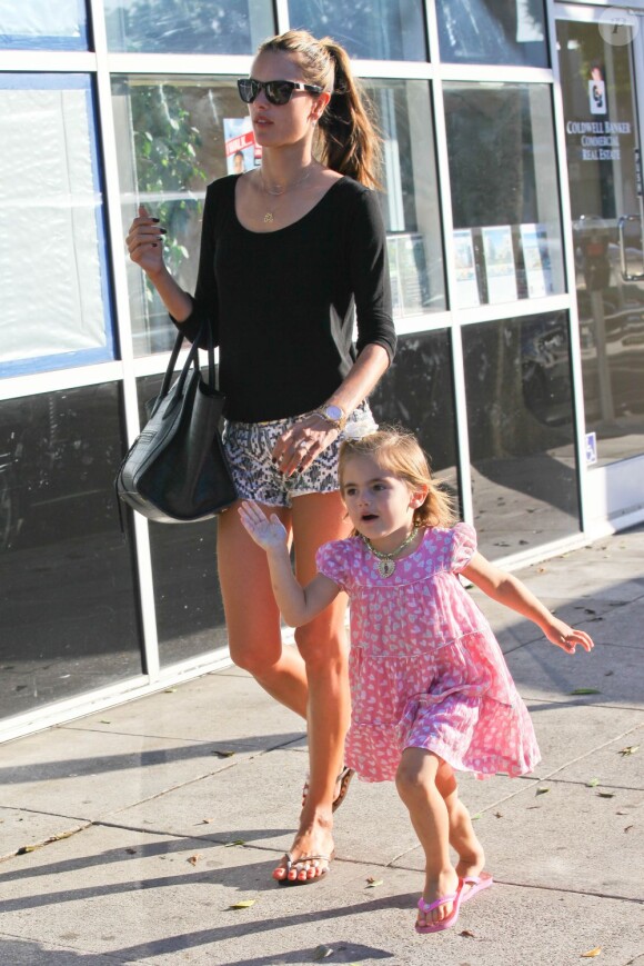Alessandra Ambrosio emmène sa fils manger un yaourt glacé. Los Angeles, le 13 septembre 2012.
