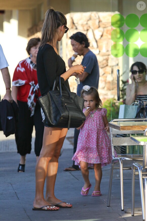 Alessandra Ambrosio et sa fille Anja à Los Angeles, le 13 septembre 2012.