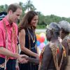 Le prince William et son épouse Kate Middleton lors de leur visite des îles Marau et Tuvanipupu, accueillis par la population locale et des chants et danses traditionnelles le 17 septembre 2012 aux Iles Salomon