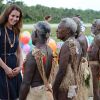 Kate Middleton lors de sa visite des îles Marau et Tuvanipupu avec son prince William, accueillie par les anciens et des chants et danses traditionnelles le 17 septembre 2012 aux Iles Salomon