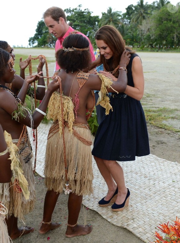 Le prince William et son épouse Kate Middleton ont reçu des colliers de coquillages lors de leur visite des îles Marau et Tuvanipupu, accueillis par la population locale et des chants et danses traditionnelles le 17 septembre 2012 aux Iles Salomon