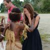 Le prince William et son épouse Kate Middleton lors de leur visite des îles Marau et Tuvanipupu, accueillis par la population locale et des chants et danses traditionnelles le 17 septembre 2012 aux Iles Salomon