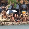 Kate Middleton et le prince William lors de leur arrivée sur l'île de Tuvanipupu dans l'archipel des Iles Salomon durant leur séjour en Asie du sud-est effectué en l'honneur de la reine Elizabeth II le 17 septembre 2012